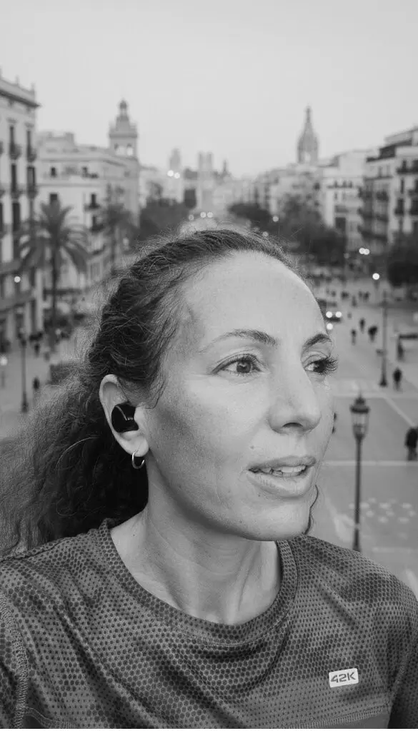 Persona mirando el horizonte de Barcelona desde un punto alto