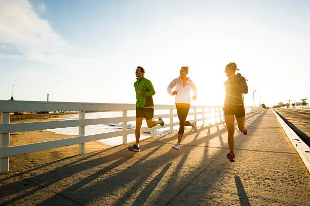 Personas corriendo en la playa de Barcelona