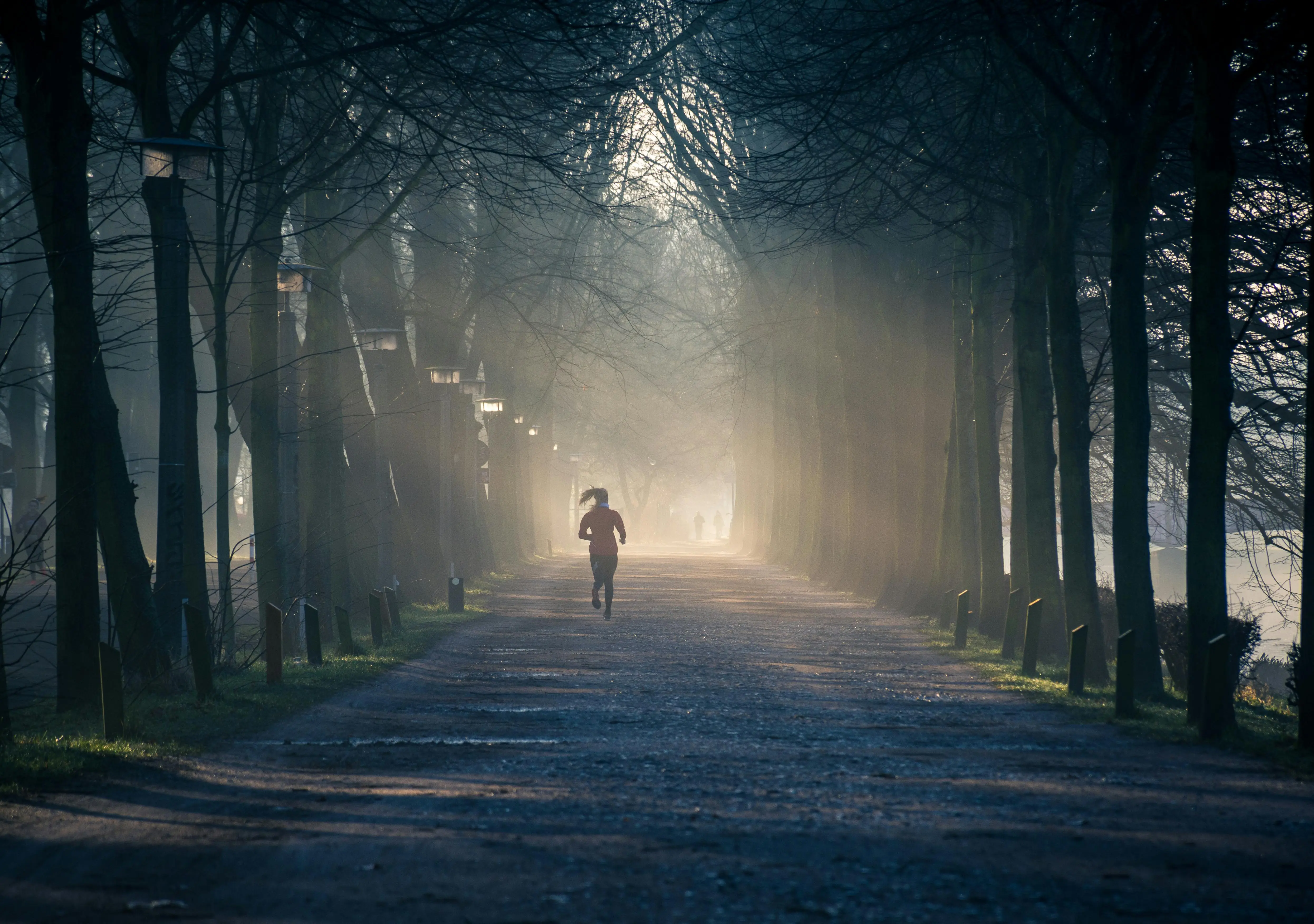 Sendero trail en la noche en Barcelona